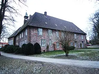 De achterzijde met het torentje van de kapel