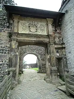 Een van de toegangsdeuren