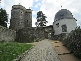 De ingang met aan de rechterzijde de Schösser toren