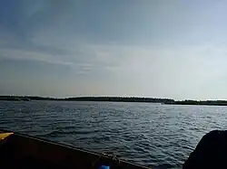 Doorkijkje naar Schokland, vanaf het Ketelmeer met links Schokkerplaat en rechts Kamperplaat.