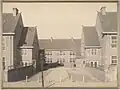 Links school voor voortgezet onderwijs, rechts uitgebreid lagere school, achter school bijzonder onderwijs (1926)