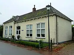 Voormalige school (1866; ter vervanging afgebroken kosterij), nu woonhuis