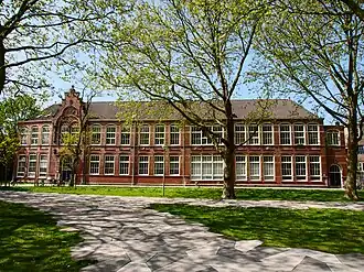 Tweede Leeghwaterstraat 7-9 (mei 2017) nieuwbouw uit 1898 duidelijk zichtbaar