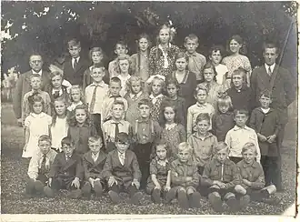 Van Spankeren (rechts) met zijn schoolklas van de Veldhuizenschool in 1935