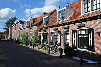 Blik in de Schoolstraat vanuit de Vrouwenhuisstraat