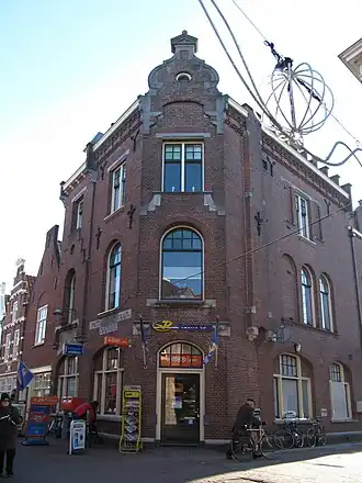 Winkel met woningen, voorm. post - en telegraafkantoor in art nouveau en neorenaissancestijl