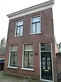 Woonhuis met zilversmidwerkplaats in traditionele baksteenarchitectuur