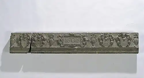 Schoorsteenlatei van de Warffumborg met daarop de wapenkwartieren van Johan Sickinghe (1495-1572) en zijn vrouw Luts van Jongema