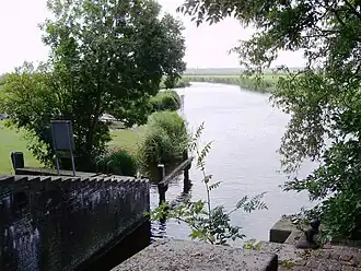De Bij of Tusschenlinde bij de oude sluis in Schoterzijl