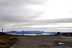 Parkeerplaats langs de bergpas met foto in zuidwestelijke richting en de bergen van Skye