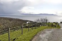 Vlak voor de afdaling naar Elgol met het verkeersbord rechts op de foto