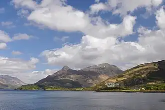 Pap of Glencoe (centraal) met Loch Leven en Glencoe op de achtergrond