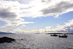 Loch Scavaig vanaf Elgol in zuidwestelijke richting, met Rum op de achtergrond