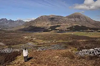 Vooraan restanten van de marmerontginning met in de achtergrond Loch Cill Chriosd en rechts ervan Cill Chriosd