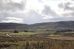 De B8083 in Swordale met de ruïne van Cill Chriosd in de verte