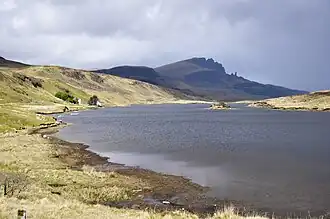 The Storr vanaf het zuiden met Loch Fada op de voorgrond