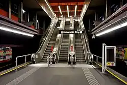 De roltrapgroep aan de westkant.