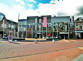 De voorkant van het gebouw in 2010