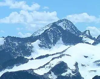 Blik vanaf de Hohe Villerspitze (vanuit het noordoosten). De Schrandele is de donkere rotspiramide in het midden van het beeld, daarachter ligt de Schrankogel