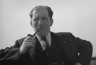 Herman de Man in Londen in 1943 voor vertrek naar Curaçao