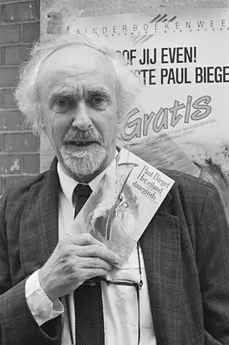 Paul Biegel met het Het eiland daarginds (kinderboekenweekgeschenk 1989)