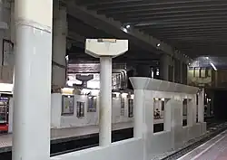 De steunpilaren voor de toekomstige sporen door het metrostation