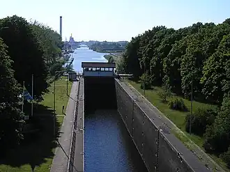 Schutsluis Hengelo vanaf zuidoostelijke toren van hefdeur