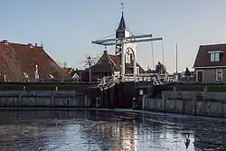 De sluis vanaf de haven