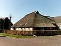Boerderij in ambachtelijk-traditionele stijl, bijschuur