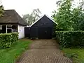 Boerderij in ambachtelijk-traditionele stijl, bijschuur