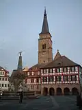 Schwabacher Rathaus (mit Golddach) und Stadtkirche am Marktplatz