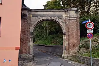 Poort uit 1664 aan weg om het slot