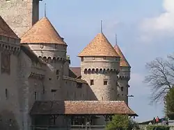 Waltorens in de kasteelmuur van het Kasteel van Chillon (Zwitserland)