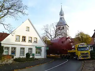 Transport van een zware ketel in Hopsten op de Marktplatz