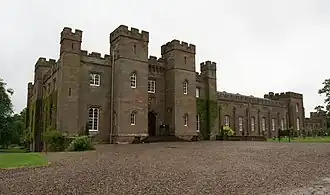 Scone Palace met links de hoofdingang.