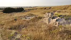 Wagensporen bij het paaltje en de badlands aan de noordzijde