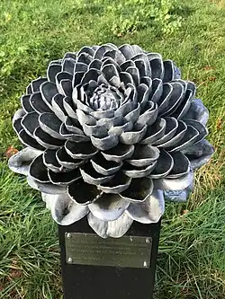 Beeld van een zilveren bloem