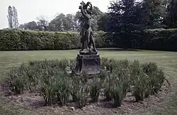 Sculptuur van Apollon, Daphne en een cupido bij Kasteel De Wildenborch (toegeschreven)