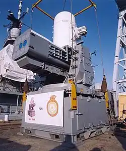 Een SeaRAM-installatie. SEARAM is gebaseerd op de bewezen Phalanx, echter SEARAM gebruikt Rolling Airframe Missiles in plaats van het traditionele gattling kanon.