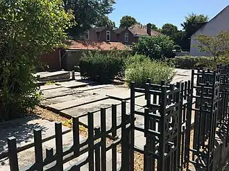 Sefardische begraafplaats te Middelburg, gezien vanaf de Jodengang.