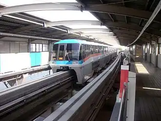 Tokyo Monorail op het station van Seibijo