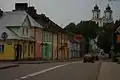 De Piłsudskistraat in Sejny met op de achtergrond de kerk van de Heilige Maria