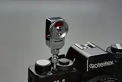 de externe zelfontspanner op een fototoestel geschroefd