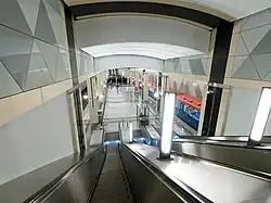 De roltrappen tussen verdeelhal en perron