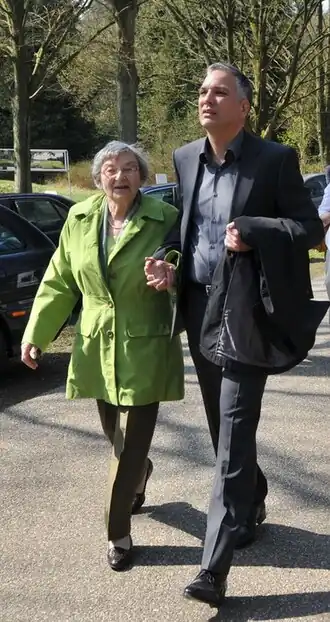 Selma Engel in 2010 op het terrein van het voormalige Kamp Westerbork