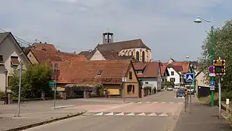 Seltz, dorpszicht met kerk (l'église Saint-Etienne) op de achtergrond