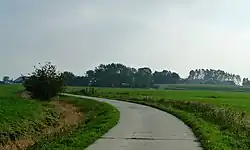 Gezicht op de wierde vanaf de toegangsweg