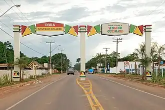 Entree van Senador Guiomard op de hoofdstraat Av. Castelo Branco (AC-040)