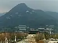 Uitzicht over het Gyeongbokgung en het Blauwe Huis, met op de achtergrond de heuvel Bukaksan.