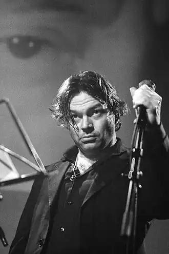 van Duijnhoven leest voor in Club Bitterzoet, Amsterdam in maart 2010